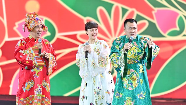 Bộ 3 ''Táo quân'' xuất hiện trên sân khấu Lễ bế mạc Hội chợ Mùa Xuân 2026